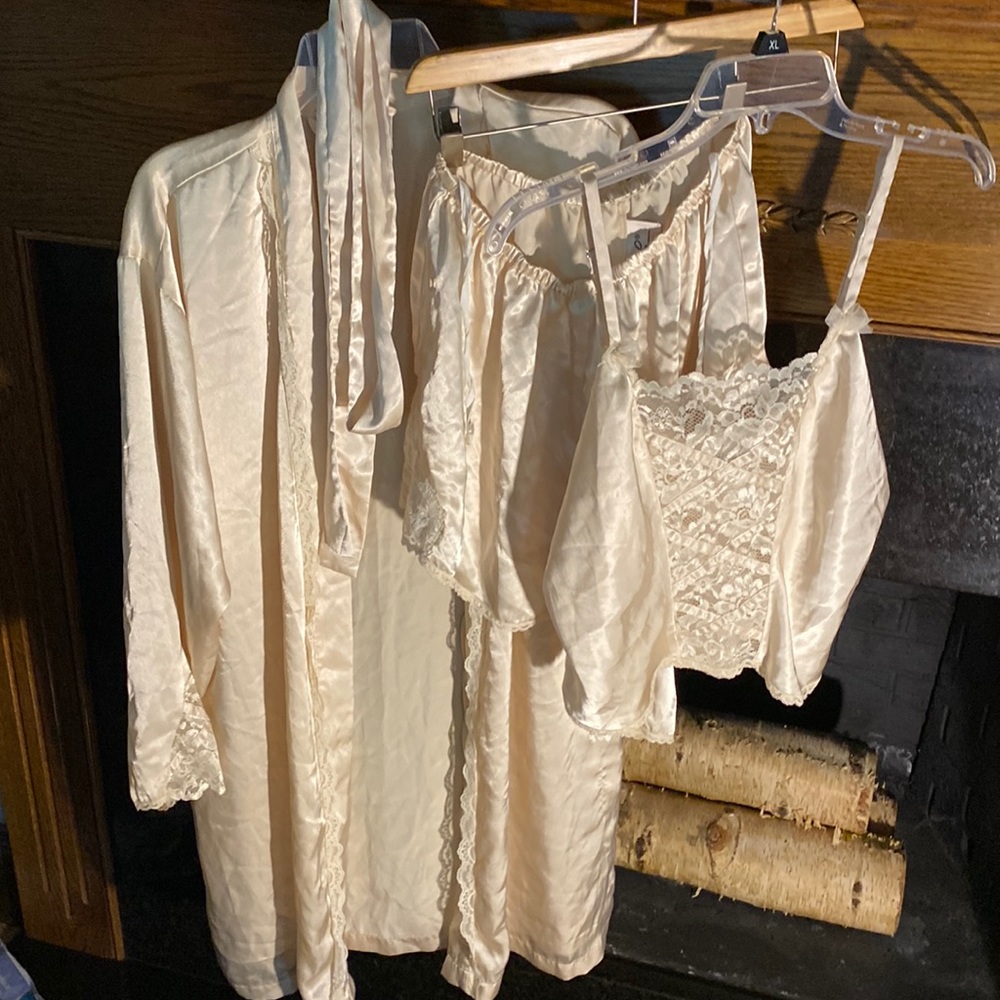 Vintage. Pajama set. Shorts. Tank. Robe.